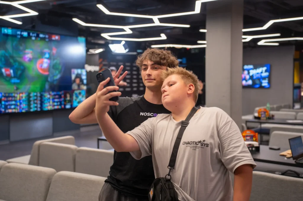 Influenceři i nejlepší hráči naší historie. Začíná Creator Showdown o 650 000 Kč 11 Matěj Straty Cihlář s fanouškem