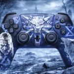 Temně modrý custom ovladač pro PlayStation 5 s motivem hry The Witcher (Zaklínač). Na rukojetích je vyobrazen Geralt a vyjící vlk, dotykovou plochu zdobí zaklínačský medailon.